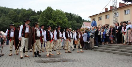 Grupy śpiewacze z Wisły śpiewają oficjelom