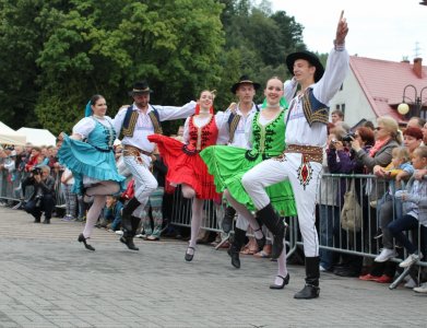 Bystrzyca z Czech prezentuje taniec na placu Hoffa