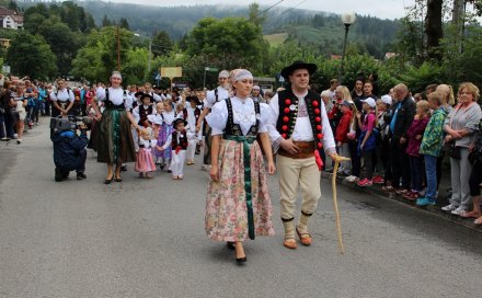 Burmistrz Tomasz Bujok i jego małżonka Anna na czele korowodu