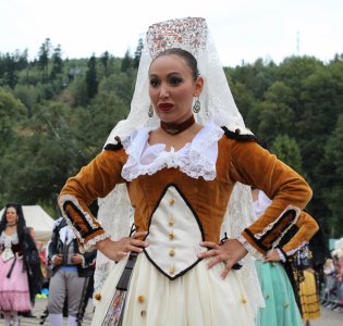 Hiszpańska tancerka w stroju folklorystycznym