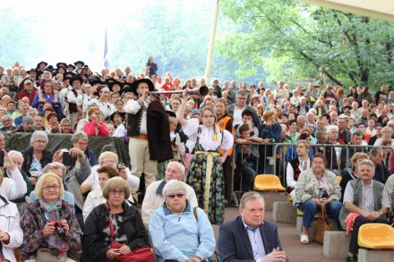 Wiślanie w strojach regionalnych między widownią w amfiteatrze