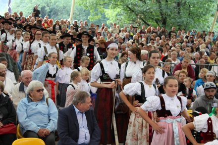 Wiślanie w strojach regionalnych między widownią w amfiteatrze