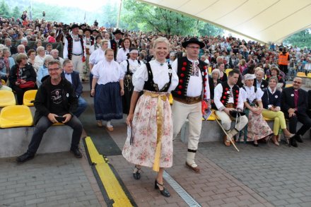 Prowadzący koncert Izabela Pustówka i Zbigniew Czyż wchodzą na scenę