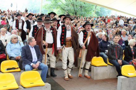 Górale wiślańscy wchodzą na scenę amfiteatru