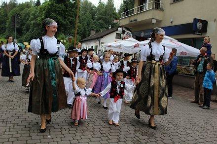 Dzieci w strojach regionalnych