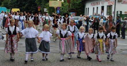 Dzieci w strojach regionalnych