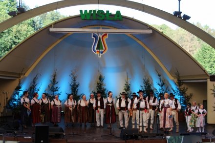 Stejizbianki i Grónie śpiewają "sto lat" na scenie amfiteatru