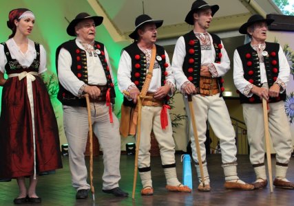 Wiślanie w strojach regionalnych