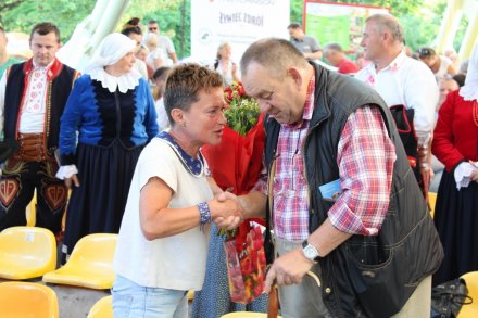 Dyrektor WCK Maria Bujok składa życzenia Henrykowi Itnerowi