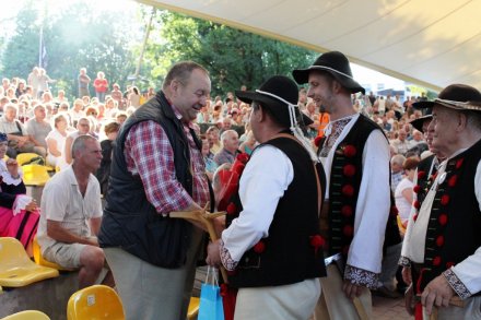 Henryk Itner przyjmuje życzenia od członków grupy Grónie