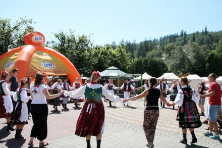 Tańce na placu Hoffa, do których publicznośc porwali "Porębianie"