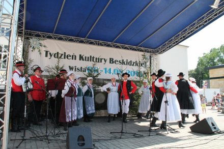 Śwarni Łojce na scenie na placu Hoffa