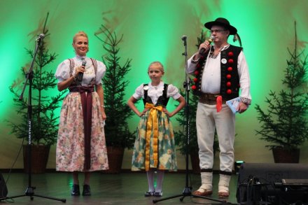 Prowadzący koncerty w amfiteatrze zapowiadają kolejny zespół