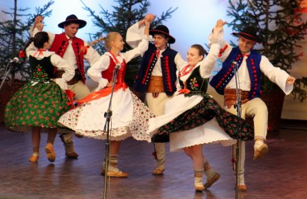Tańczy zespół "Jodełki"