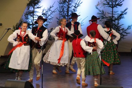 Tańczy zespół "Jodełki"