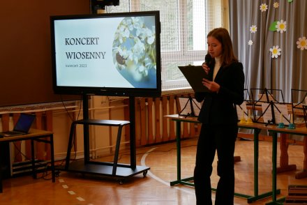 uczennica klasy 8 prowadząca koncert