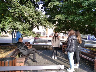 Uczennice na wiślańskim rynku