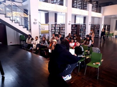 Uczniowie jako widzowie scenek na tle Biblioteki