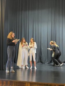 Uczniowie odgrywający Widzenie ks. Piotra z Dziadów