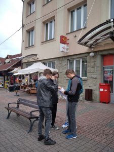 Uczniowie przed budynkiem poczty