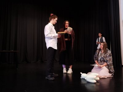 Uczniowie w roli bohaterów powieści Chłopi