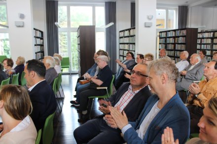 Słuchacze wykładu w bibliotece