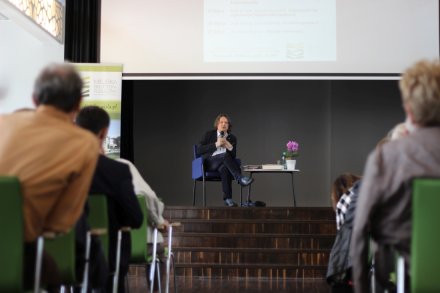 Prof. dr hab. Ryszard Koziołek przed słuchaczami