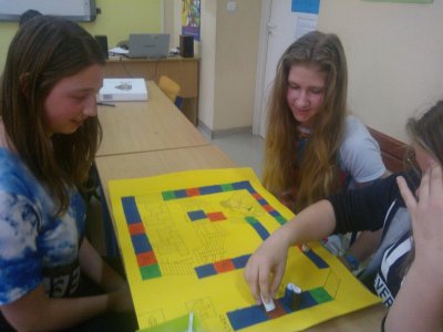 Uczniowie podczas grania w grę planszową