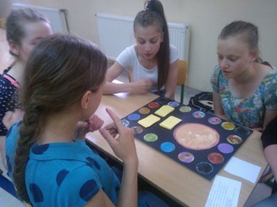 Uczniowie podczas grania w grę planszową