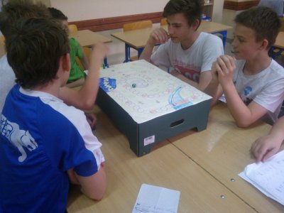 Uczniowie podczas grania w grę planszową