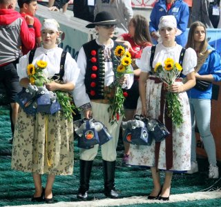 Wiślanie w strojach regionalnych przed wręczeniem pucharów
