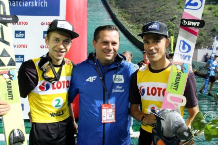 Burmistrz Tomasz Bujok z wiślańskimi skoczkami