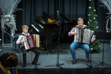 Tomek i Krzysiek Cieślarowie grają na akordeonach