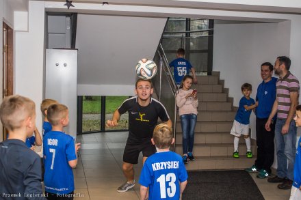 Adrian Duszak uczy młodzież panowania nad piłką