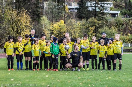 Pamiątkowe zdjęcie Wiślańskich Orłów z Adrianem Duszakiem