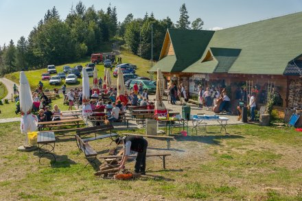 Uczestnicy zjazdu przed Ranczem Cieńków