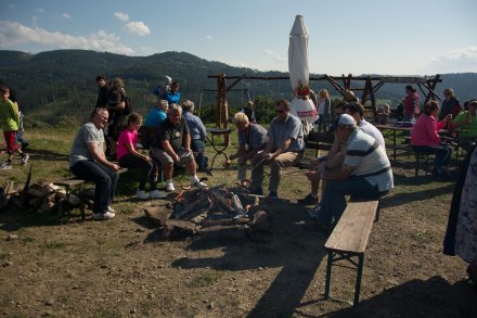 Uczestnicy zjazdu przy ognisku