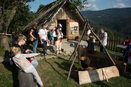 Uczestnicy zjazdu przy bacówce na Cieńkowie