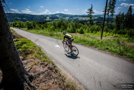 Kolarz na trasie maratonu