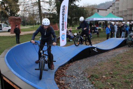 Uczestnicy zawodów na bmx