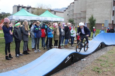 Burmistrz Tomasz Bujok na rowerze bmx