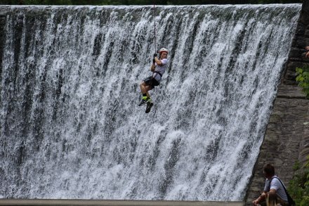 Zjazd na linie nad wodospadem