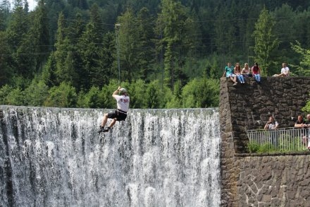 Zjazd na linie nad wodospadem