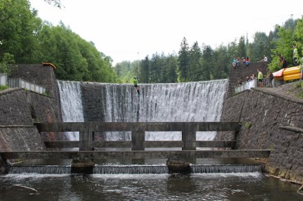 Zjazd na linie nad wodospadem