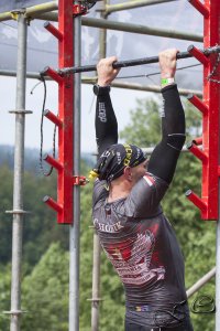 Zawodnik pokonuje przeszkodę