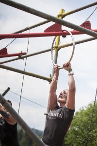 Zawodniczka pokonuje przeszkodę