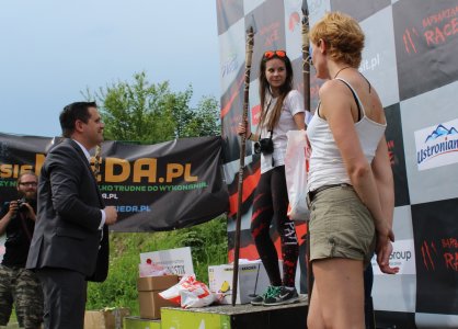 Burmistrz Tomasz Bujok gratuluje zawodniczkom ukończenia biegu