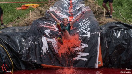 Zawodniczka pokonuje jedną z przeszkód