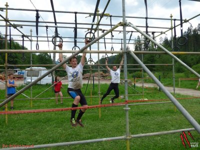 Zawodnicy pokonują kolejną przeszkodę