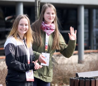Wolontariuszki z ZSGH zabezpieczają trasę marszu